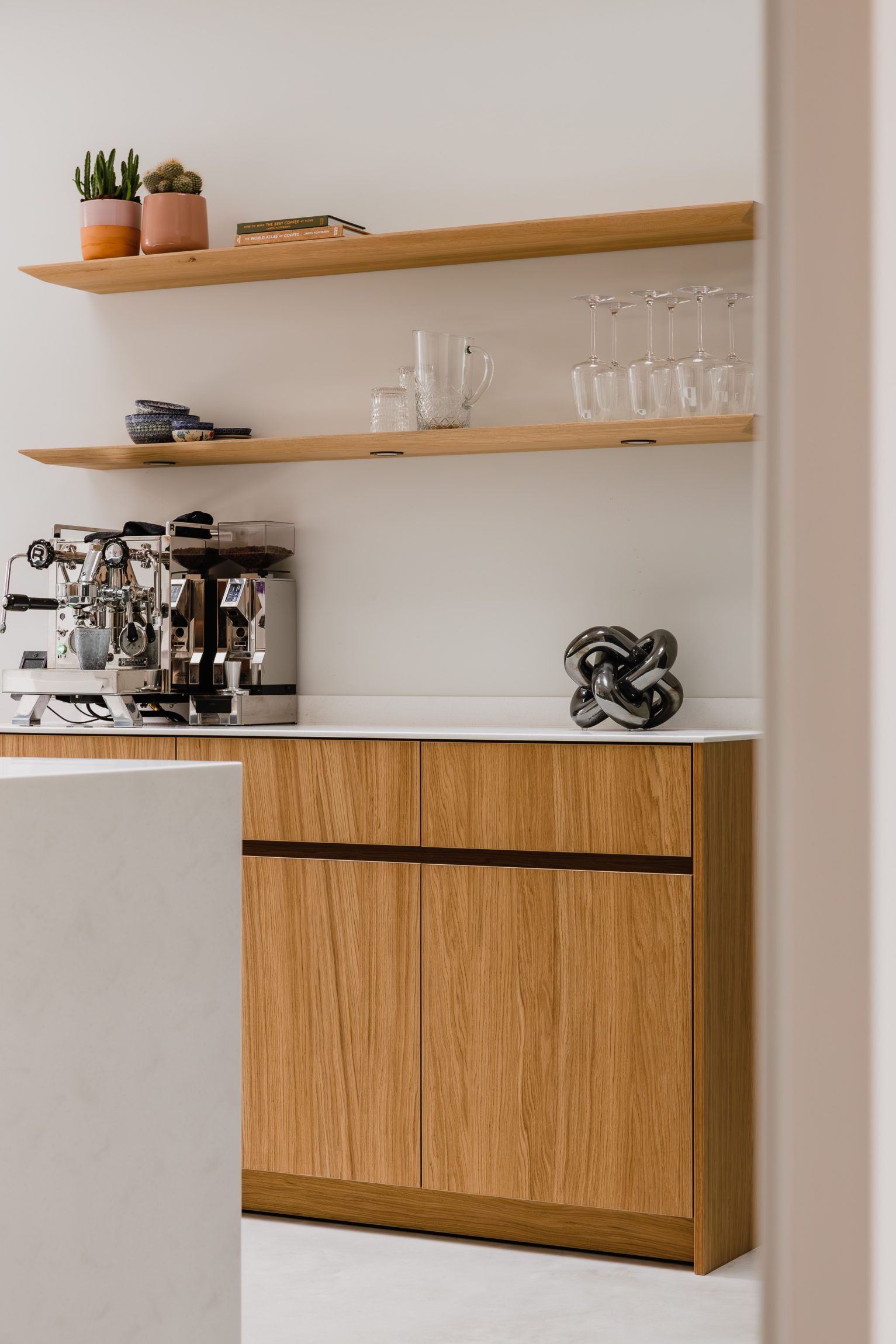 Moderne keuken met houten accenten en eiland