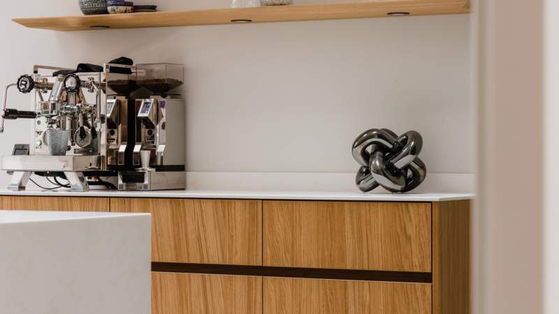 Moderne keuken met houten accenten en eiland