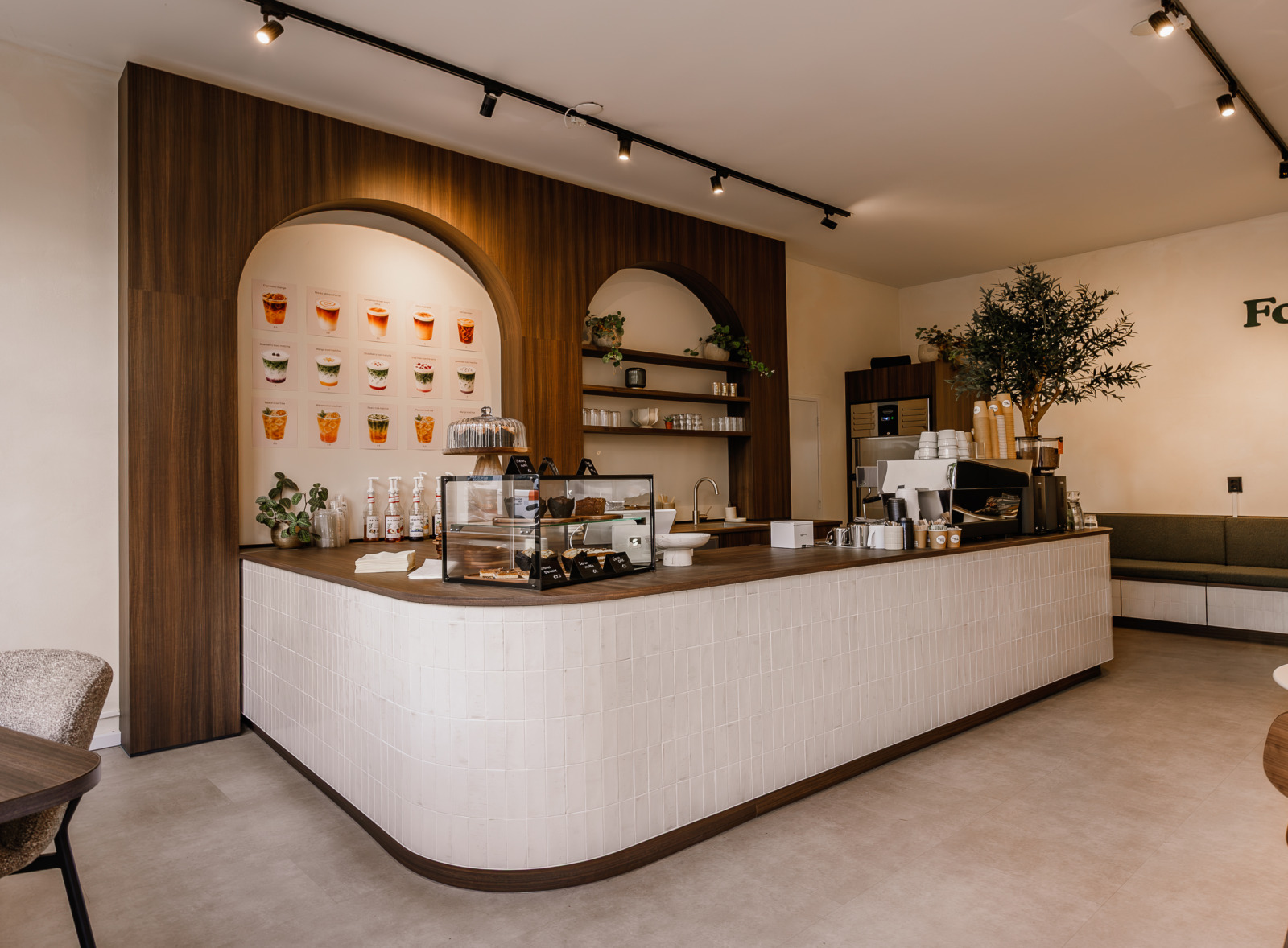 Bar met witte tegels en houten bogenwand in koffiebar Forty Five in Utrecht, interieur door PEACK