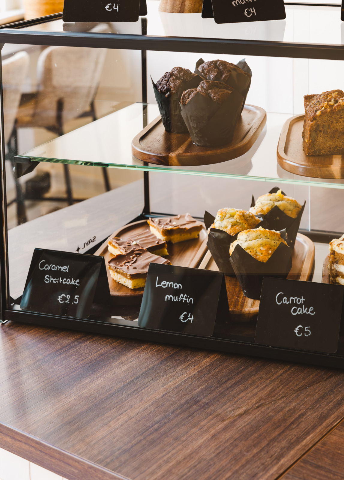 Vitrine met muffins en gebak in koffiebar Forty Five in Utrecht